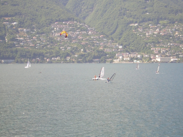 Una vela in mezzo al lago